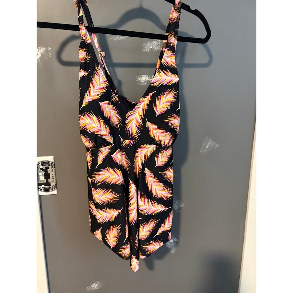 Torrid size 1 black feather palm leaf handkerchief hem tankini swim top